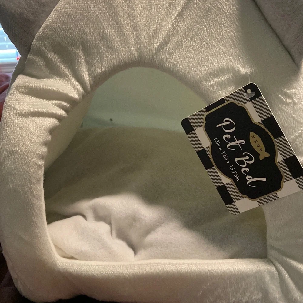 Cat Hut.  Small Pet Bed. Meow Brand. NWT!